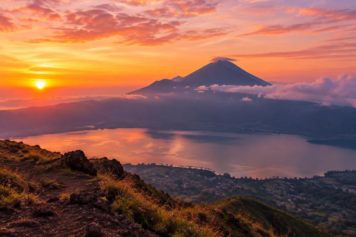 Gunung Agung di Bali ketika matahari terbit dilihat dari puncak Gunung Batur