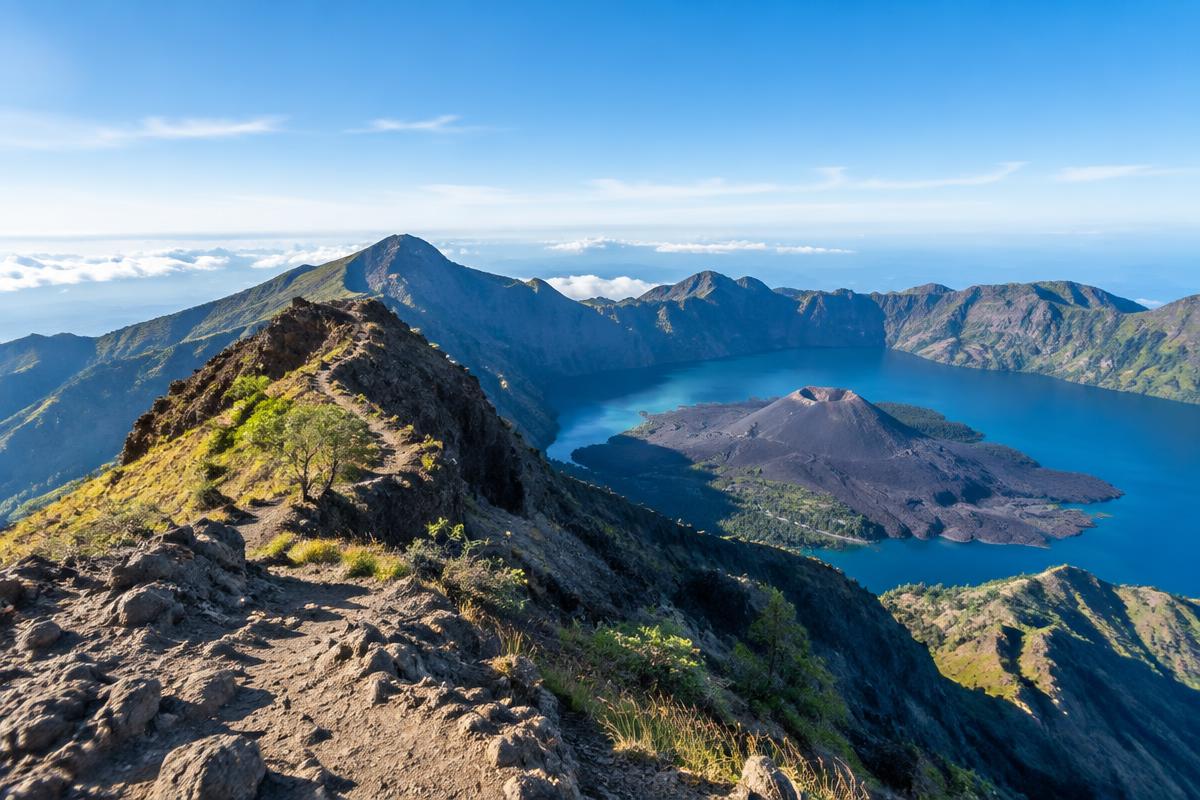 Rabung Gunung Rinjani dengan tasik kawah Segara Anak berwarna biru di Lombok